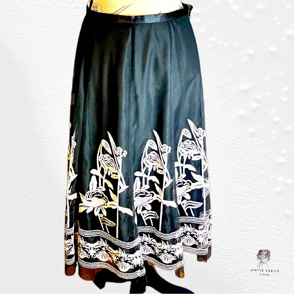 Peter Nygard Black Netted Overlay W Cream Embroidered Skirt Size 6